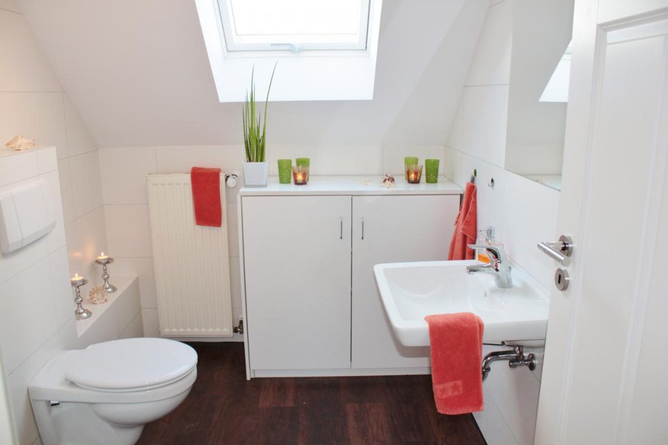 Bad einer Beispielwohnung mit Wanne und Dusche