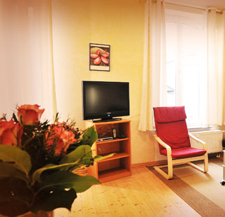 Wohnzimmer mit Fernseher und Sessel